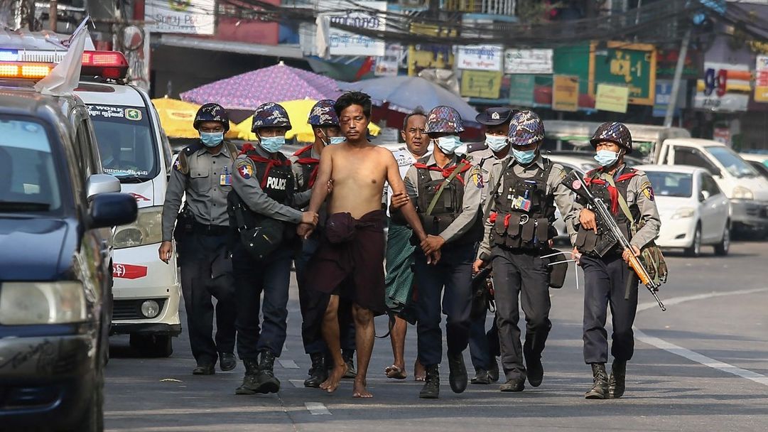 100 dní barmského odporu v obrazech: Ostrými proti lidem s pánvemi v rukou